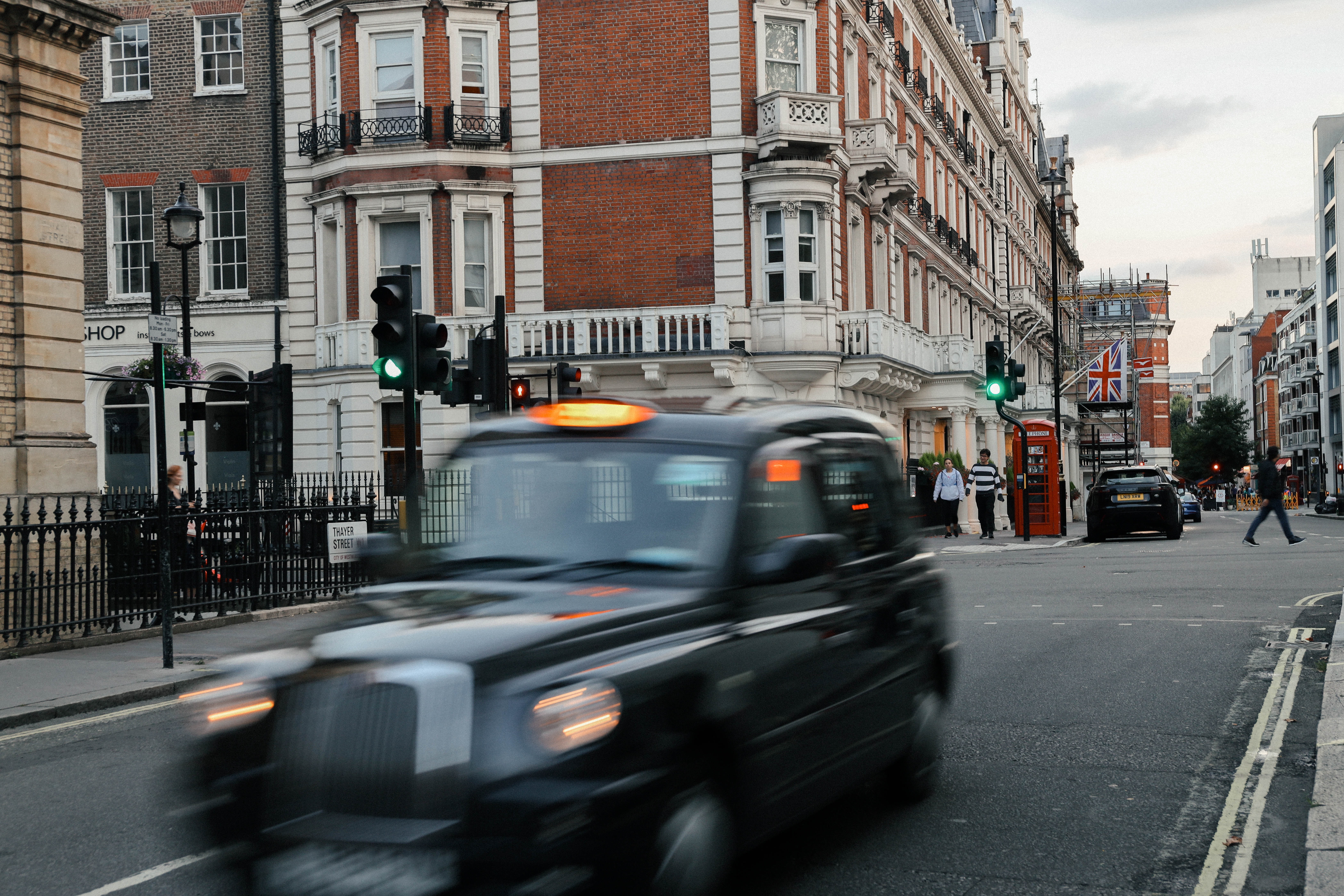 London Taxi Interview zu Evering Road mit Tom Grennan